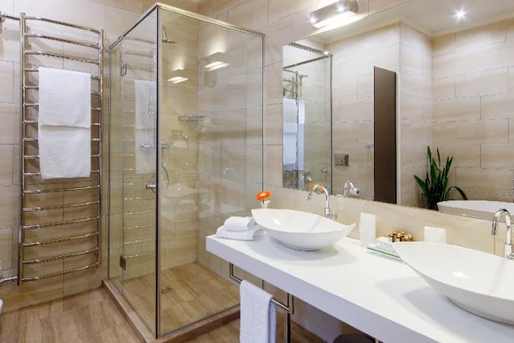 Modernes Badezimmer mit Dusche